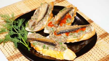 Шпротный паштет с жареными гренками