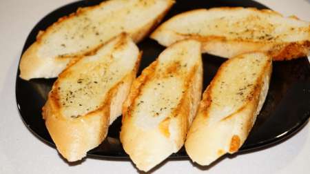 Шпротный паштет с жареными гренками